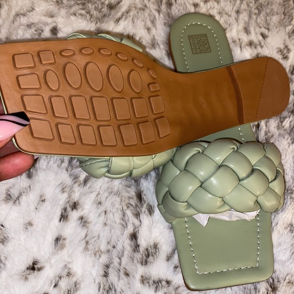 ❗️SOLD❗️
🤎BRAIDED SANDLES🤎💚 - Picture 5 of 5